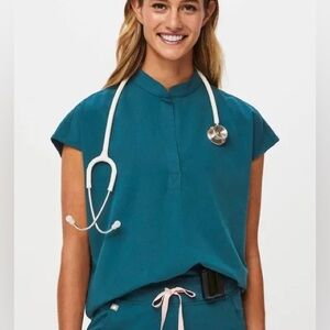 Figs women’s Rafaela oversized scrub top size medium Caribbean Blue